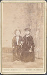 711579 Carte-de-visitefoto van twee als volwassenen geklede onbekende kinderen, gemaakt door Wegner & Mottu, ...